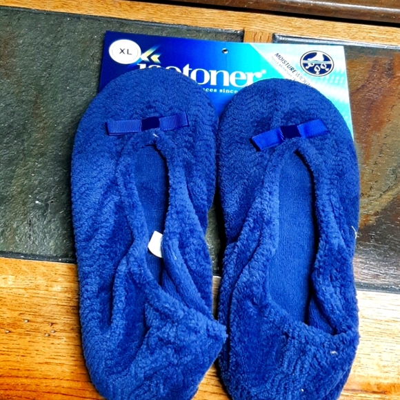 Isotoner Women's navy slippers moisture waking